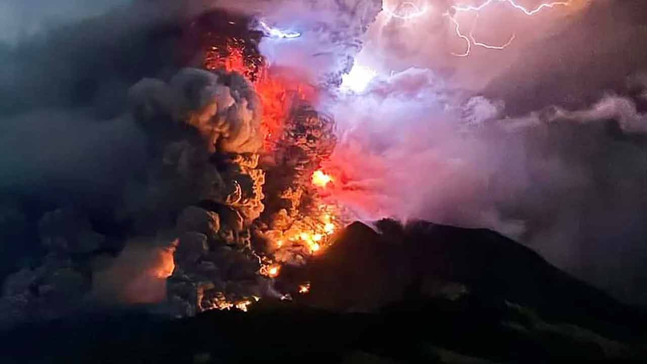 ইন্দোনেশিয়ায় জেগে উঠেছে আগ্নেয়গিরি, সরানো হলো হাজারো মানুষকে